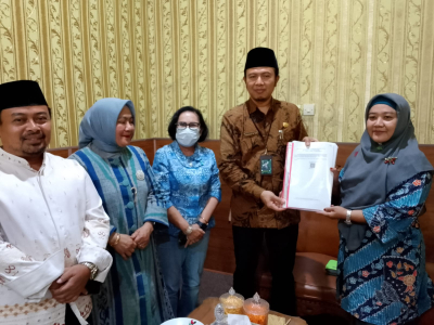 Kemenag Gresik Serahkan Rekomendasi Ruislag Tanah Wakaf MI Miftahul Huda